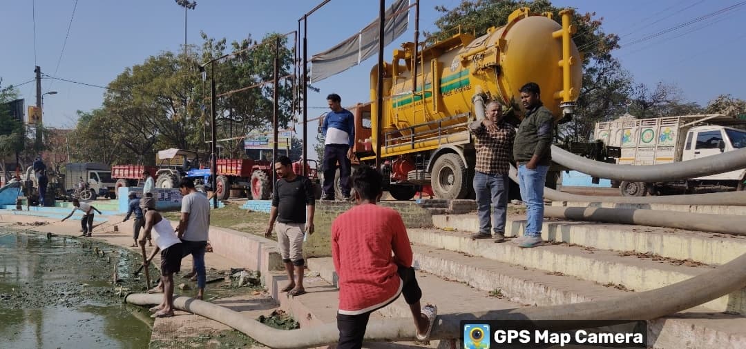 Darbhanga News: हराही में फिर से बन रही गाद, निकालने में जुटा निगम प्रशासन