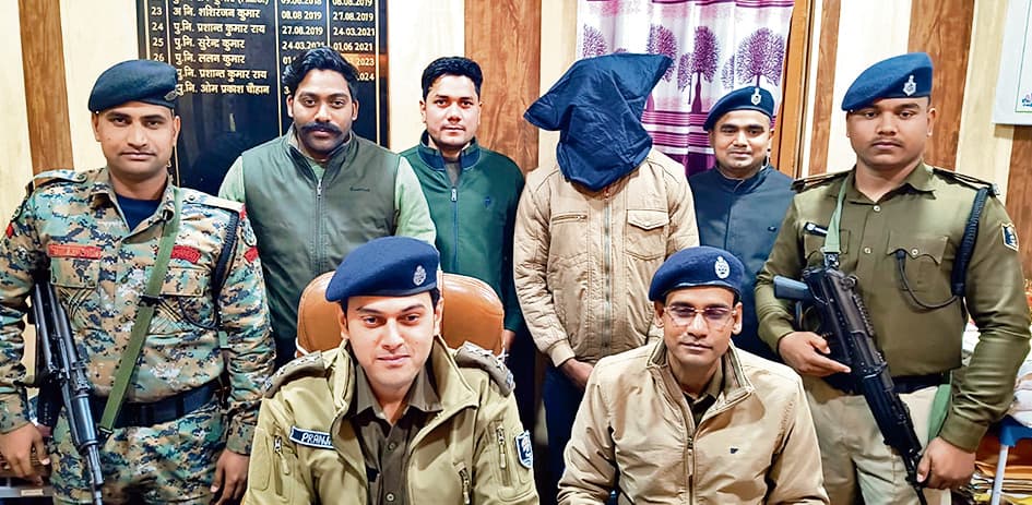 Gopalganj News  : लूट की मोटरसाइकिल और हथियार के साथ तीन अपराधी गिरफ्तार, करते थे राहगीरों से लूटपाट