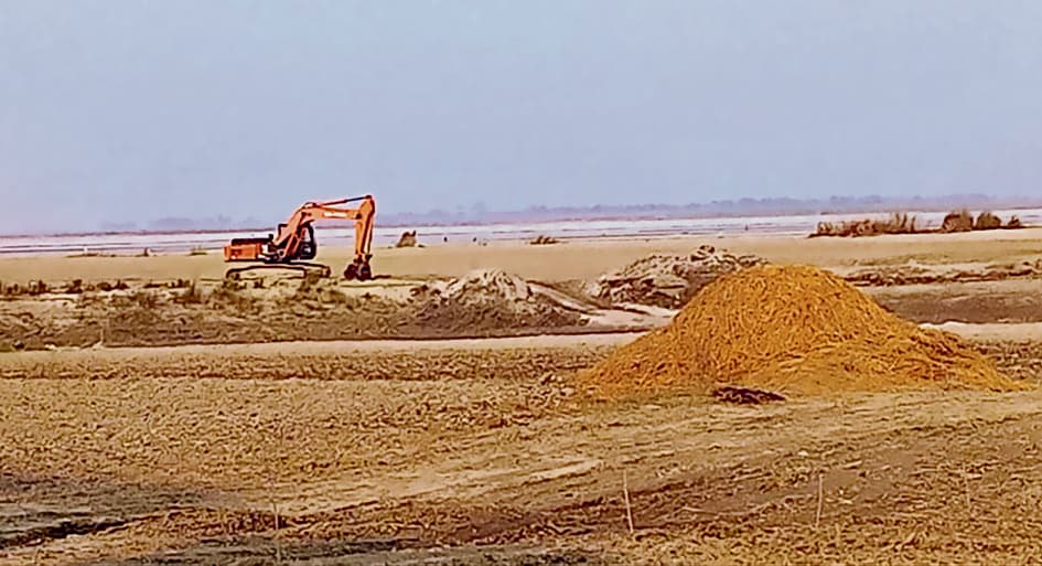 Gopalganj News : गंडक नदी में बगैर एनओसी के हो रहा बालू का खनन, तटबंध पर बढ़ा खतरा