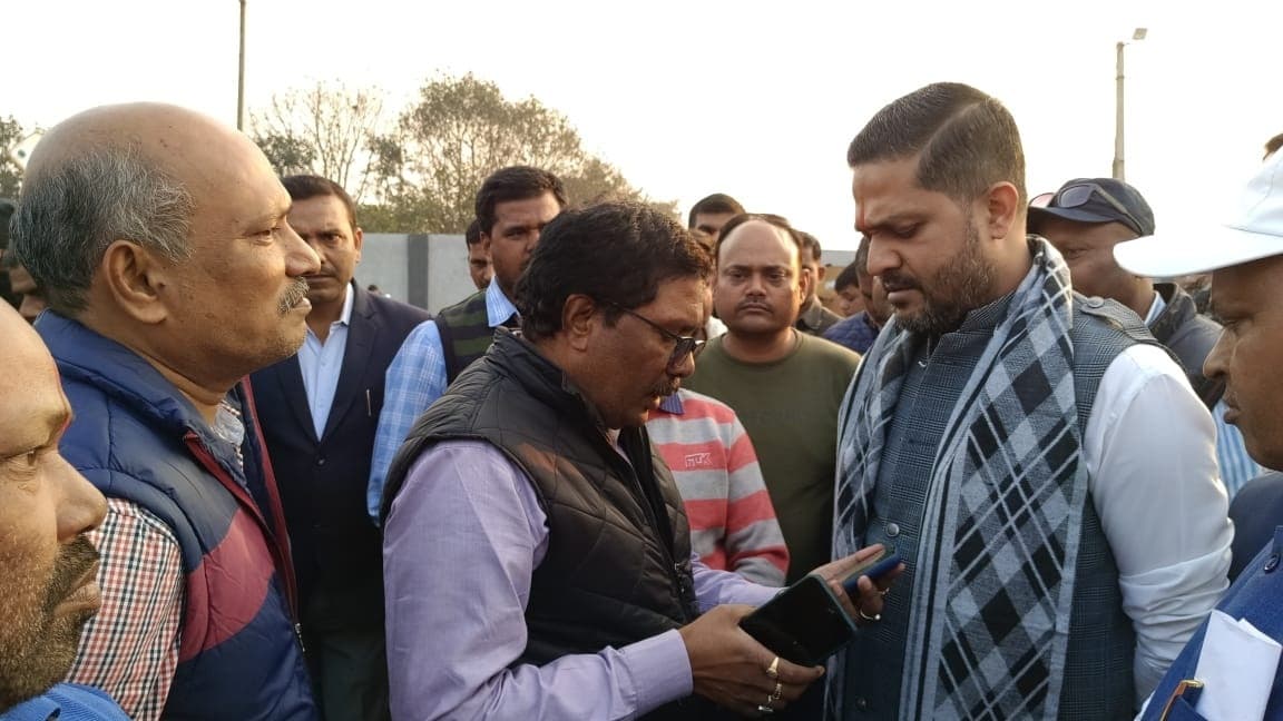 Bokaro News : शव ले जाने को नहीं दी एंबुलेंस, बेरमो विधायक ने बंद करवाया कार्य