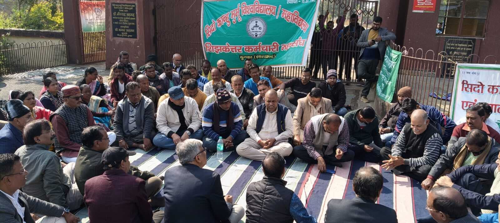 कॉलेजों के शिक्षकेतर कर्मियों का आंदोलन जारी