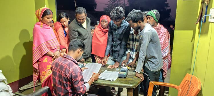 East Singhbhum : घाटशिला में केवाइसी के लिए राशन कार्डधारी हो रहे परेशान, दोपहर से रात तक लग रही कतार