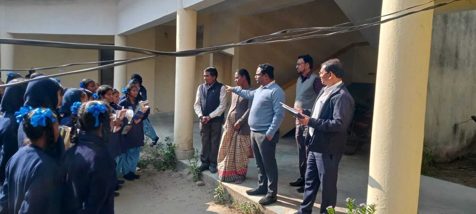 East Singhbhum : सर! विद्यालय में पानी, बिजली, बेंच-डेस्क की समस्या, इसे दूर करें : छात्राएं