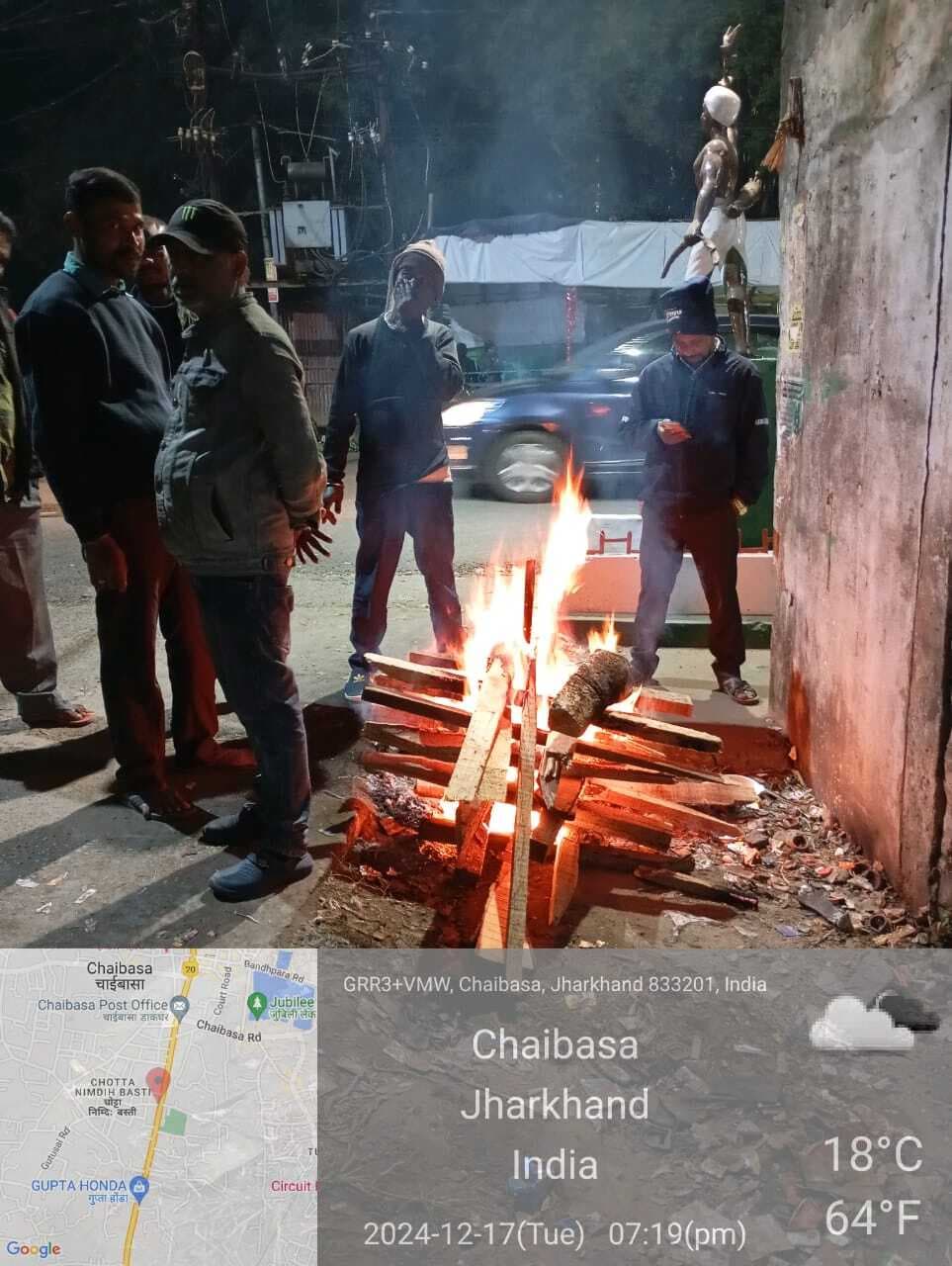 Chaibasa News : शीतलहरी से ठिठुर रहा जनजीवन