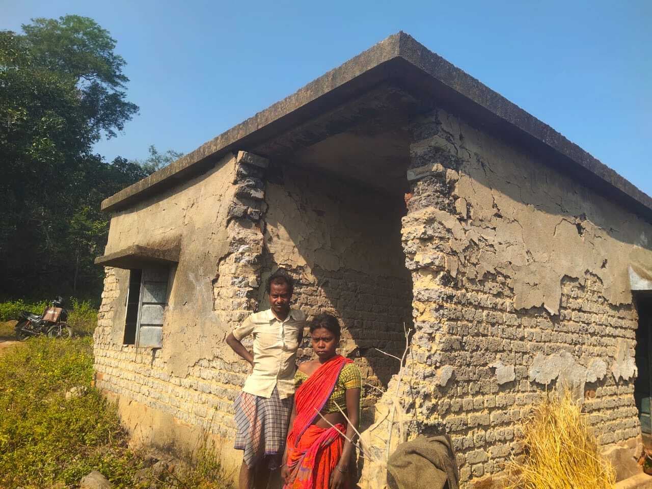 East Singhbhum : ‘मौत के घर’ में जिंदगी तलाश रहे सबर, लुपुंगडीह सबर टोला में बने आवास जर्जर, कभी भी हो सकता है हादसा