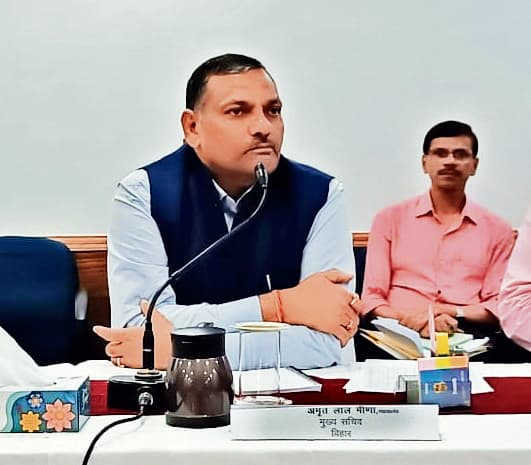 नदियों से गाद निकाल बनेगी सड़क