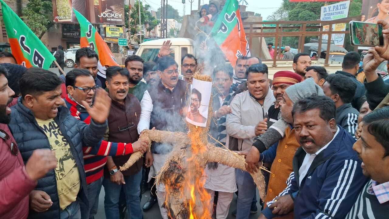 Dhanbad News :  रणधीर वर्मा चौक पर सीएम हेमंत सोरेन का पुतला दहन