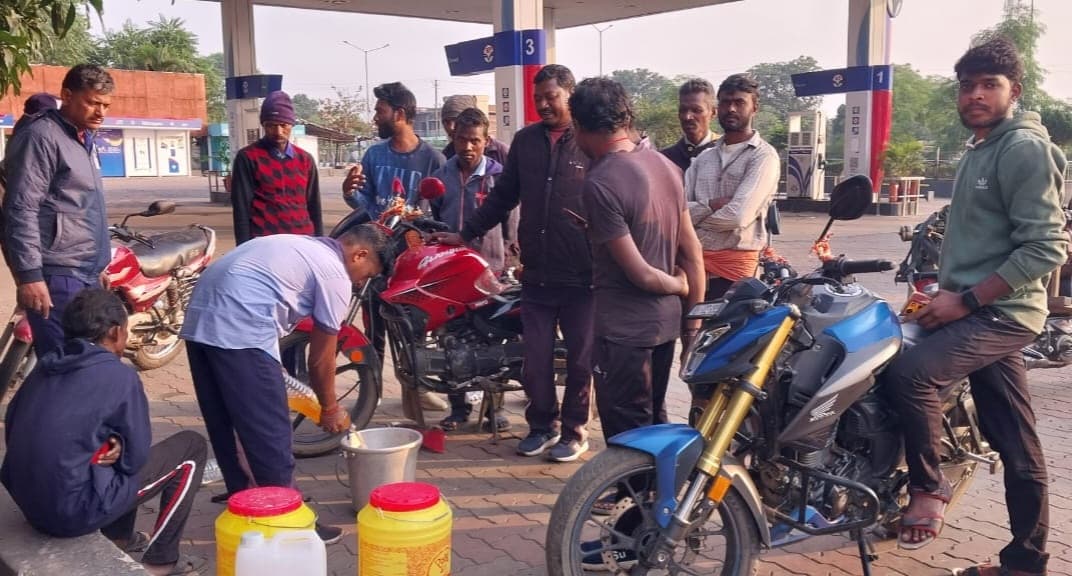 Dhanbad News: पेट्रोल में पानी मिलावट की शिकायत पर हंगामा