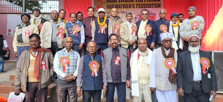 Dhanbad News: रिटायर्ड रेलवे मेंस फेडरेशन ने मनाया पेंशनर दिवस