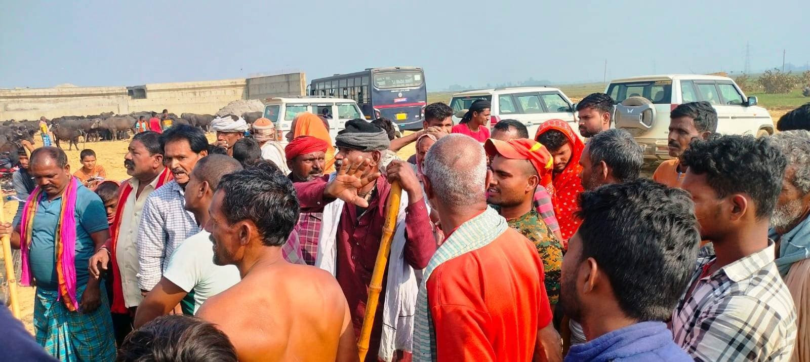 Bhagalpur news अंडरपास नहीं बनाने से ग्रामीण आक्रोशित, काम बंद कराया