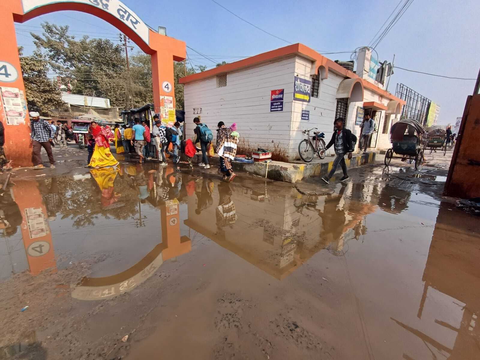 जंक्शन के गेट नंबर -4 पर जलजमाव से यात्रियों का पैदल चलना मुश्किल