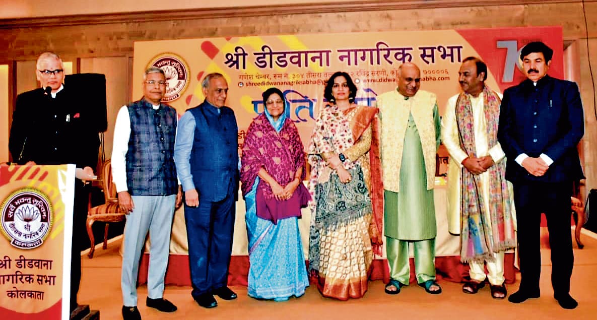 आइएएस निधि चौधरी को डीडवाना गौरव सम्मानकोलकाता. श्री डीडवाना सभा का प्रीति सम्मेलन हिंदुस्तान क्लब में संपन्न हुआ. आयोजन में डीडवाना गौरव सम्मान व शिक्षा प्रतिभा सम्मान प्रदान किया गया. समारोह की अध्यक्षता उद्योगपति हरिमोहन बांगड़ ने की. प्रधान अतिथि के रूप में डीडवाना के विधायक और राजस्थान के पूर्व कैबिनेट मंत्री युनूस खान मौजूद थे. कार्यक्रम में आइएएस निधि चौधरी को डीडवाना गौरव सम्मान प्रदान किया गया और मेधावी विद्यार्थियों को स्वर्गीय मगनीराम पसारी स्मृति शिक्षा प्रतिभा पुरस्कार से सम्मानित किया गया. मौके पर उद्योगपति हरिमोहन बांगड़ ने  कहा : हमारे पूर्वजों ने दशकों पूर्व गांव में शिक्षण संस्थानों की आवश्यकता को समझते हुए इस क्षेत्र में सेवा कार्य का प्रारंभ किया था. डीडवाना गौरव से सम्मानित आइएएस निधि चौधरी ने युवाओं को संबोधित करते हुए कहा कि कठिन परिश्रम के बिना कोई भी लक्ष्य प्राप्त करना संभव नहीं है. मुख्य अतिथि युनूस खान ने कहा कि नागरिक सभा द्वारा स्थापित गौरव सम्मान की परंपरा से युवा पीढ़ी को प्रेरणा मिलेगी. कार्यक्रम का संचालन सभा के मंत्री हरीश तिवारी ने किया. धन्यवाद ज्ञापन सभा के अध्यक्ष अरुण प्रकाश मल्लावत ने दिया. विशिष्ट अतिथि राजकमल बांगड़, राजगोपाल पसारी व दिनेश अग्रवाल (भारूका) मंच पर उपस्थित रहे. अन्य विशिष्ट लोगों में लाडनूं नागरिक परिषद के बंशीधर शर्मा, सुजानगढ़ के भागीरथ चांडक व रतनगढ़ के भागीरथ सारस्वत आदि की उपस्थिति रही. कार्यक्रम को सफल बनाने में डॉ बल्लभ नागोरी, अनिल मल्लावत, मंजू बांगड़, अलका काकड़ा सहित अन्य सक्रिय रहे