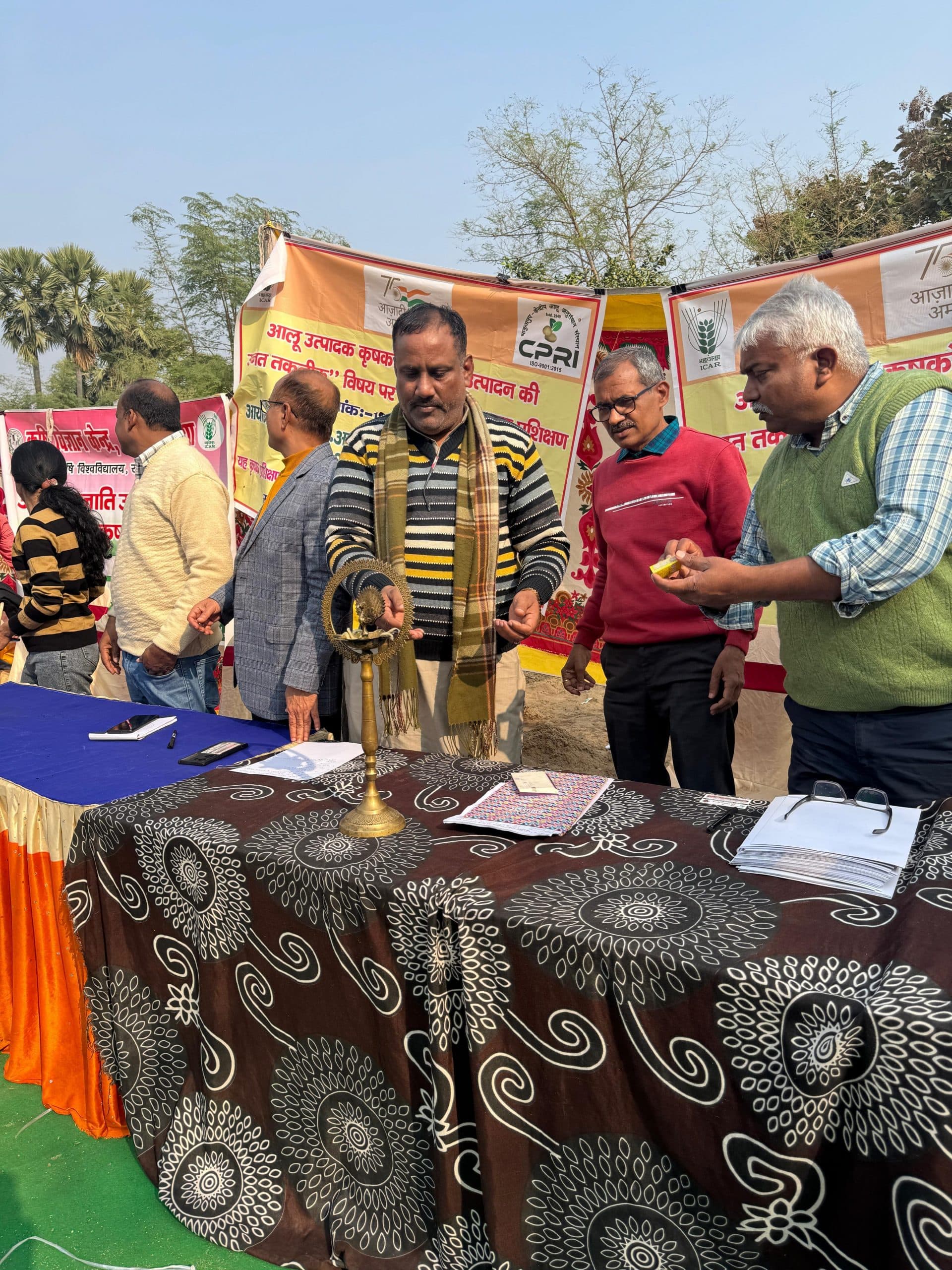 Gaya News : किसानों के बीच बांटे गये आलू के बीज