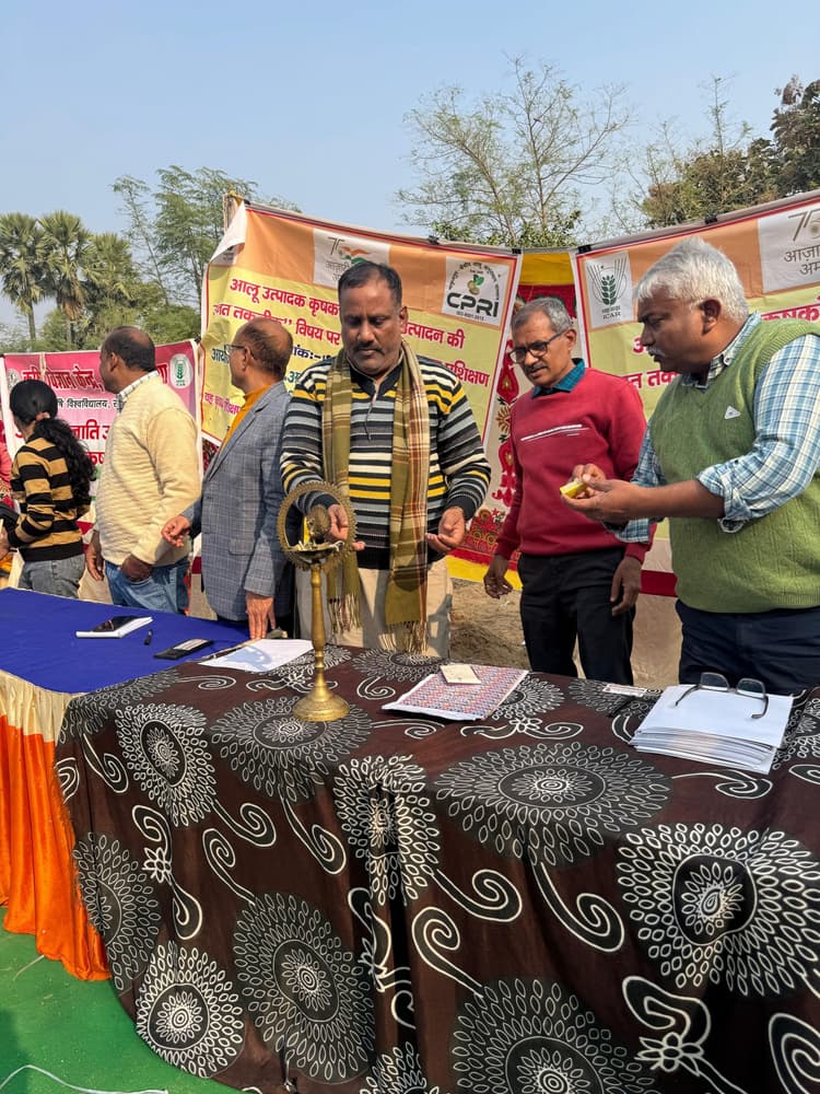 Gaya News : किसानों के बीच बांटे गये आलू के बीज