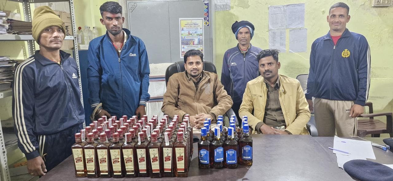 Gaya News : इ-रिक्शे से 83 बोतल शराब जब्त, धंधेबाज गिरफ्तार