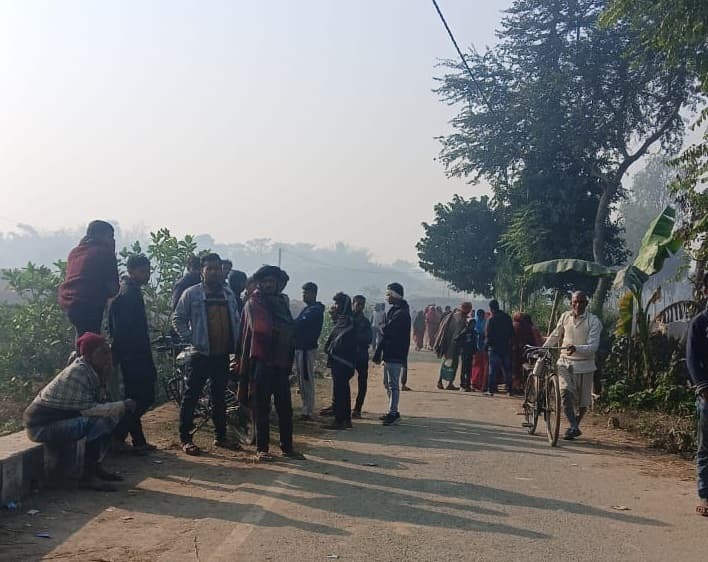 पत्थर से सिर कुचलकर युवक की हत्या