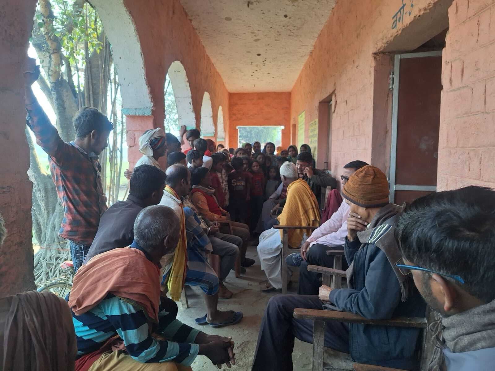 शिक्षक को हटाने की मांग को लेकर पठन पाठन का किया बहिष्कार