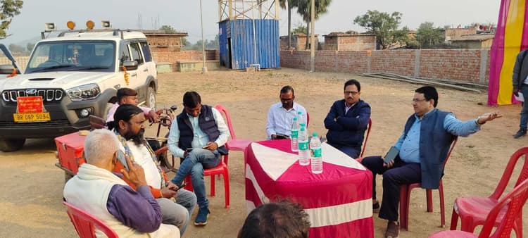 जर्जर तार व खंभों को जल्द हटायें: अधीक्षण अभियंता