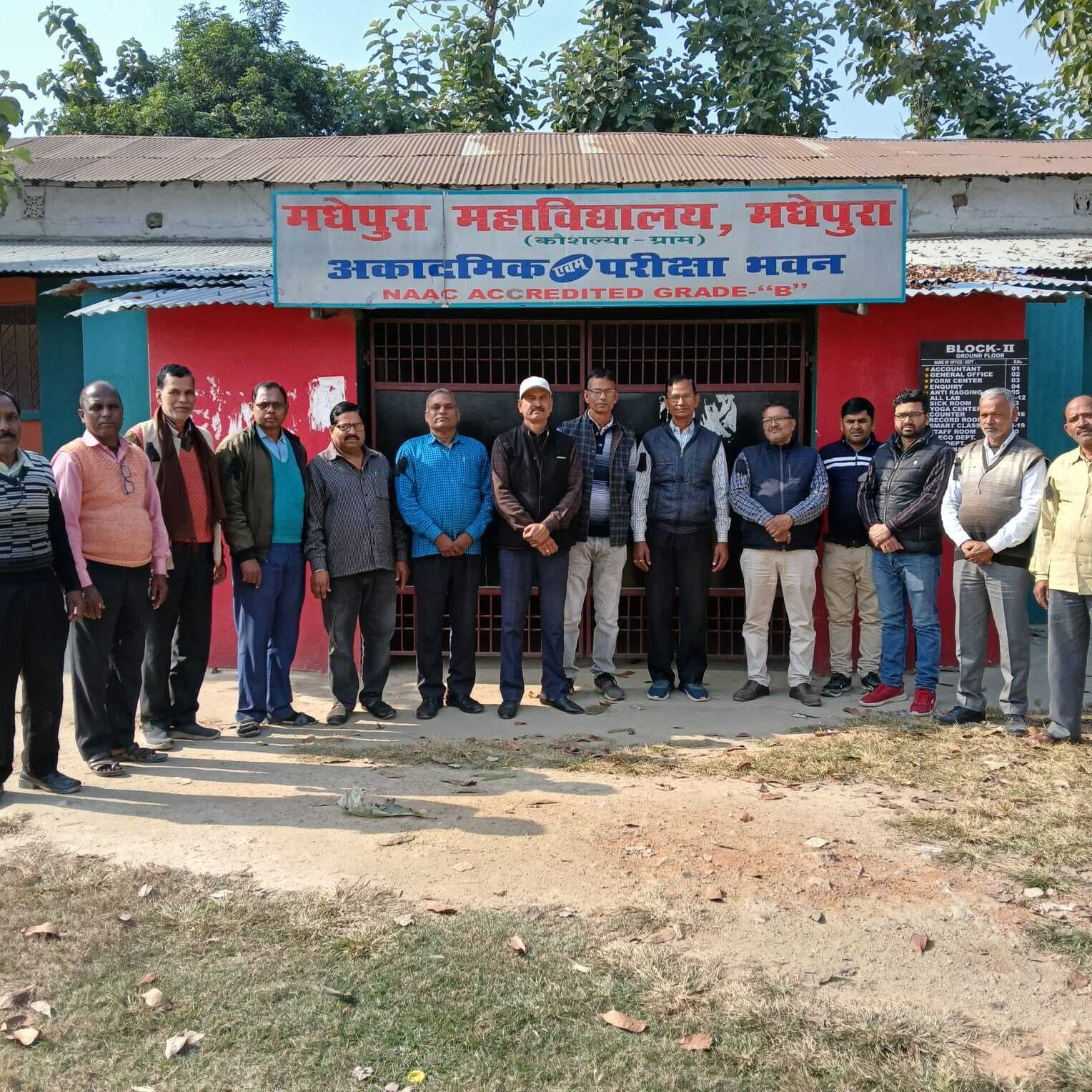 कुलाधिपति के आगमन के खिलाफ काला बिल्ला लगाकर वित्त रहित शिक्षकों ने किया काम