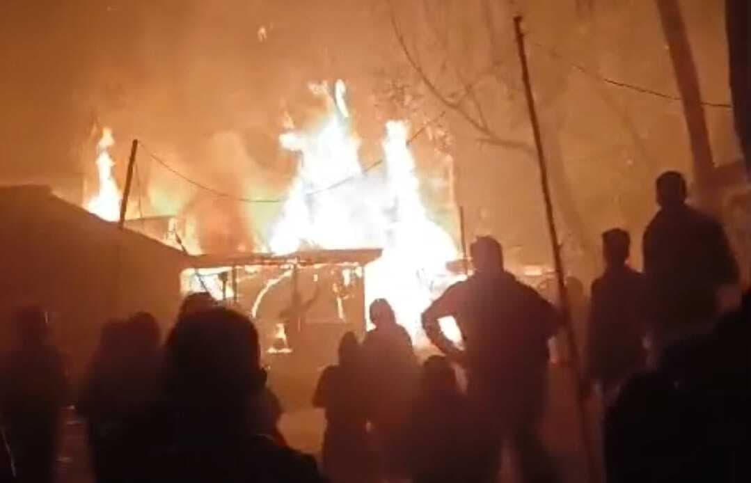 आग लगने से दो घर जले, पांच लाख की संपत्ति का हुआ नुकसान