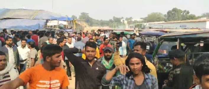 डीएसपी के आश्वासन के बाद ई रिक्शा संघ ने किया हड़ताल समाप्त