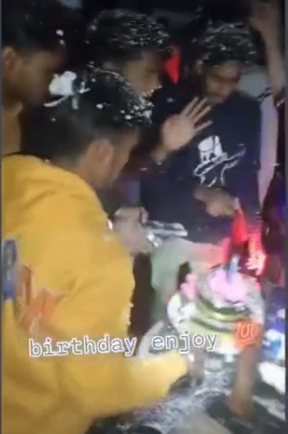 रिवाल्वर व कट्टा से बर्थडे केक काटने का वीडियो वायरल, दो गिरफ्तार