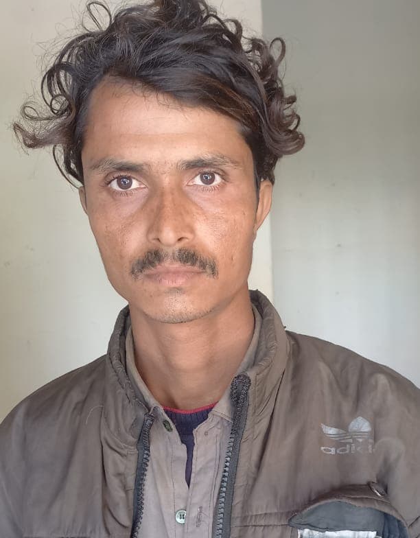 मवेशी हाट में स्मैक बेचते  युवक को पुलिस ने दबोचा