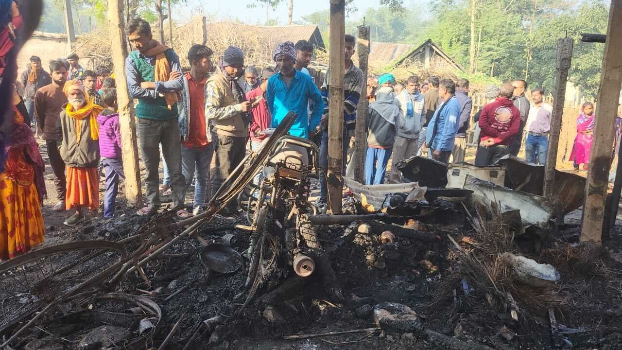 अलाव से लगी आग, दो लाख नकदी समेत एक दर्जन घर जले