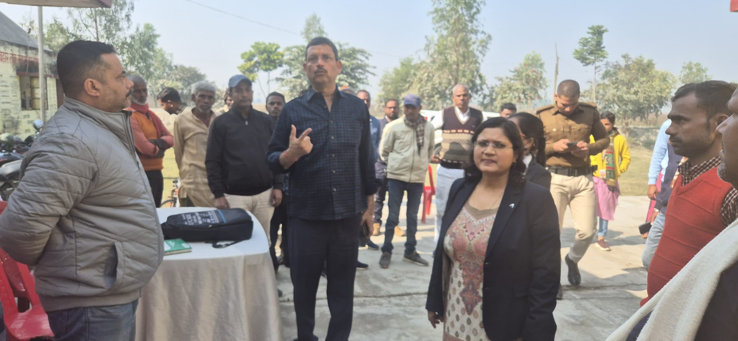 समय पर शिविर में नहीं पहुंचने वाले कर्मियों को एसडीओ ने लगायी फटकार