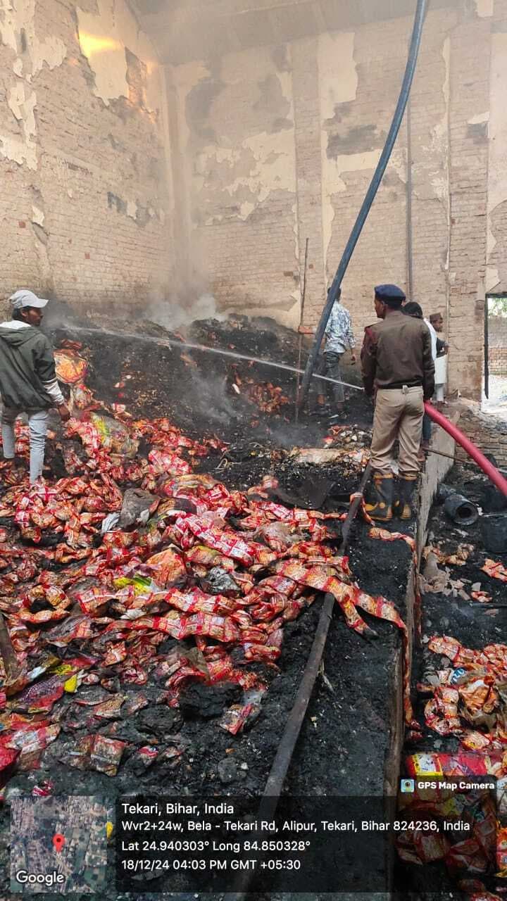 Gaya News : बेलहड़िया मोड़ के पास गोदाम में लगी आग, लाखों का नुकसान