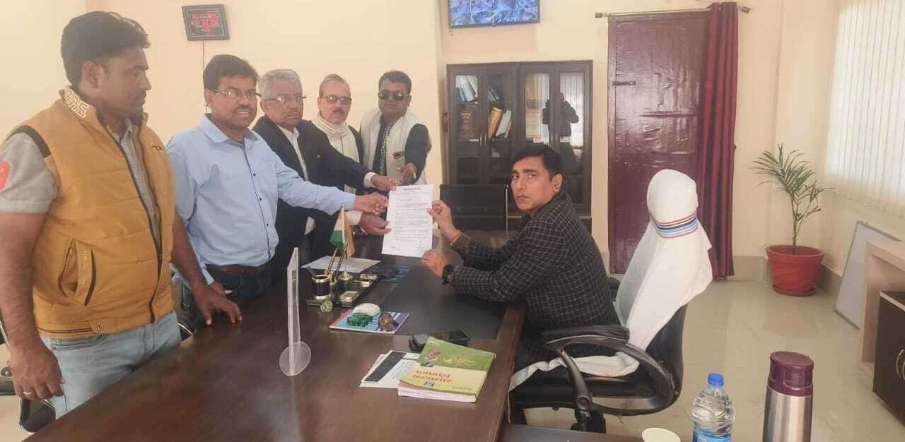 11 सूत्री मांगों को लेकर आप और हम ने एसडीओ को सौंपा ज्ञापन