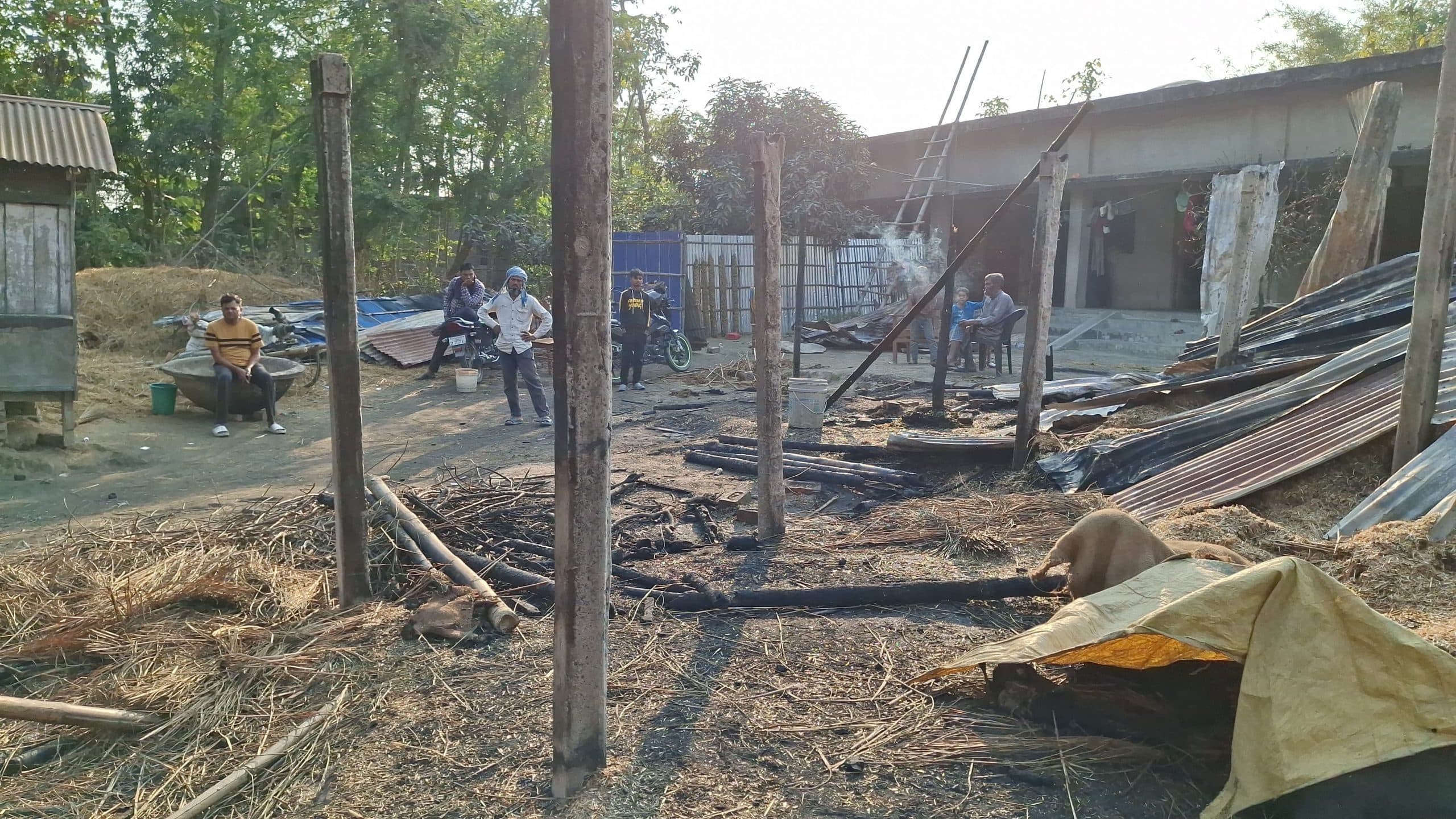 बिजली के शोर्ट सर्किट से दो घर जलकर खाक