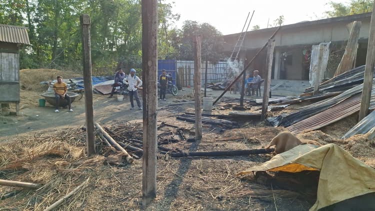 बिजली के शोर्ट सर्किट से दो घर जलकर खाक