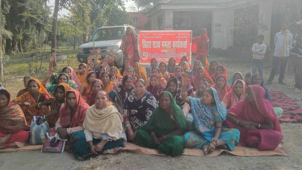 अपनी मांगों को लेकर ममता कार्यकर्ताओं ने सीएस कार्यालय पर दिया धरना