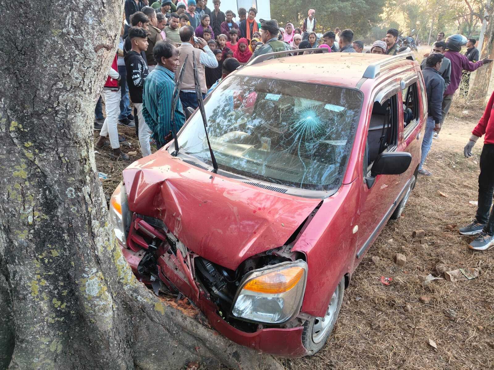 पेड़ से टकराई तेज रफ्तार कार, महिला समेत तीन घायल