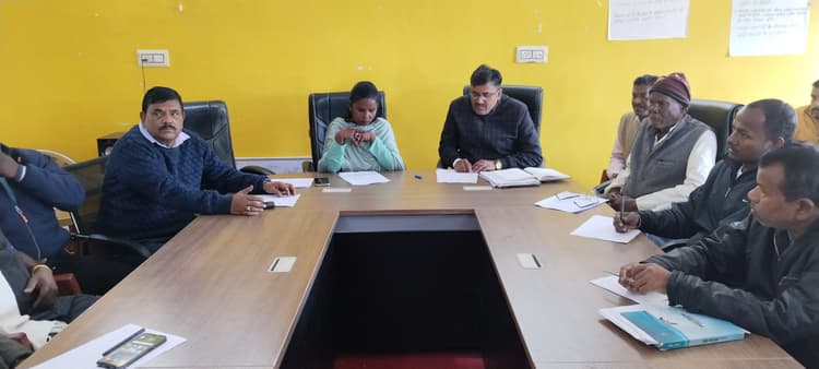 पत्नी हैं जनप्रतिनिधि, पर पति बैठक में करते हैं सवाल जवाब