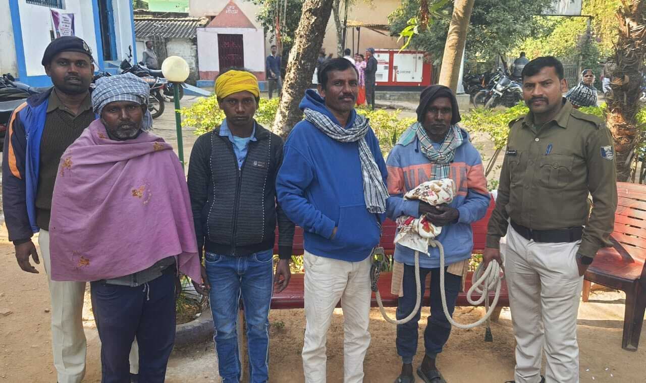 भोरसार गांव से चार फरार वारंटी गिरफ्तार