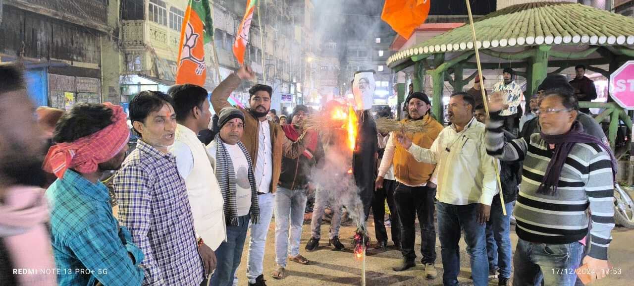 सीजीएल परीक्षा में धांधली का आरोप लगाते हुए भाजयुमो ने सीएम का पुतला फूंका