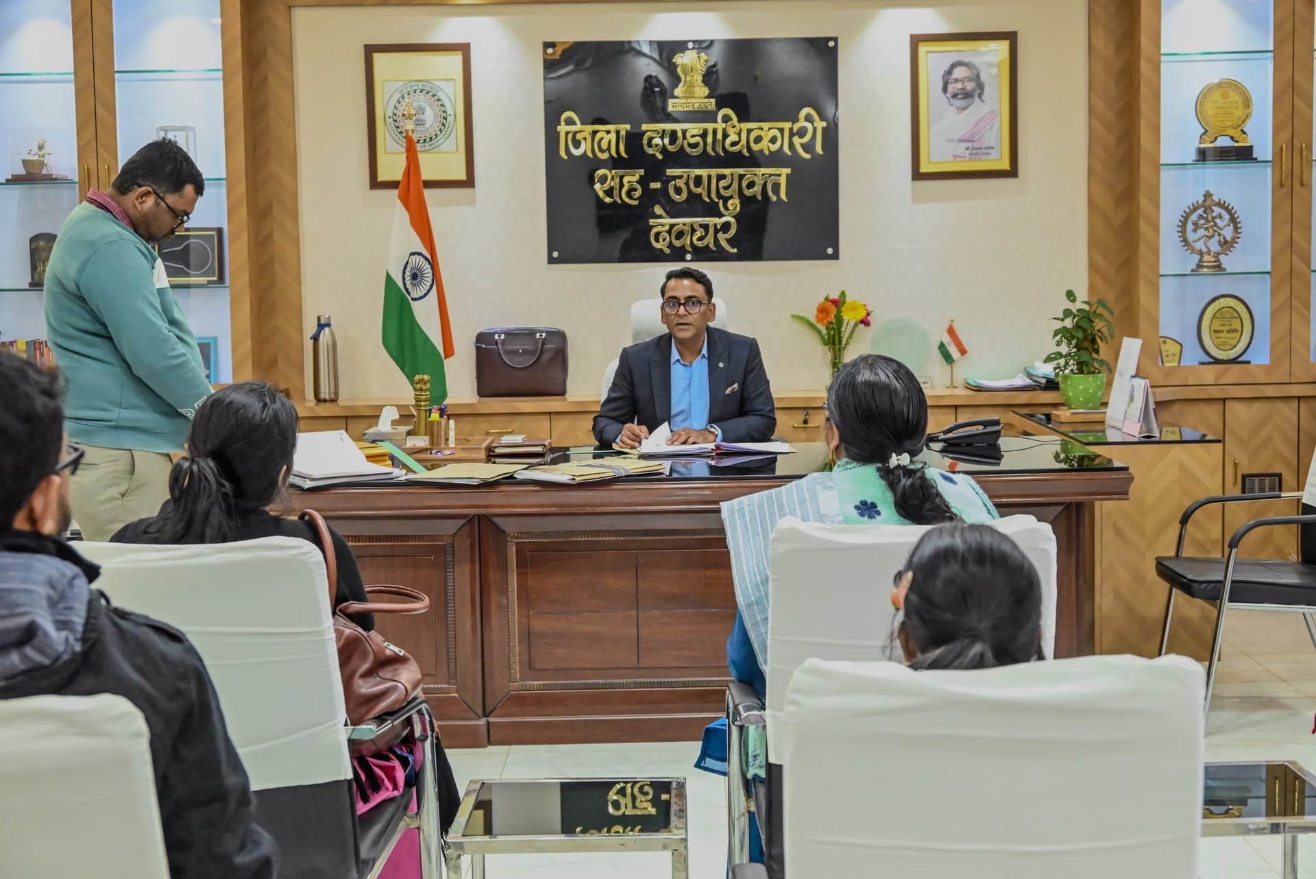 Deoghar news : अनाथ बच्चों को गोद लेने के लिए आगे आयें दंपती,  प्रशासन करेगा पूरा सहयोग : डीसी