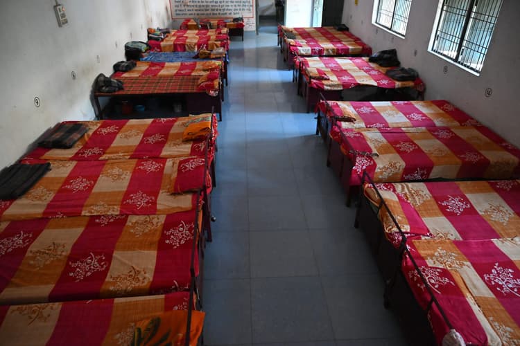 Deoghar news : ठंड में गरीब और बेसहारा के लिए निगम ने की मुफ्त रैन बसेरा की व्यवस्था