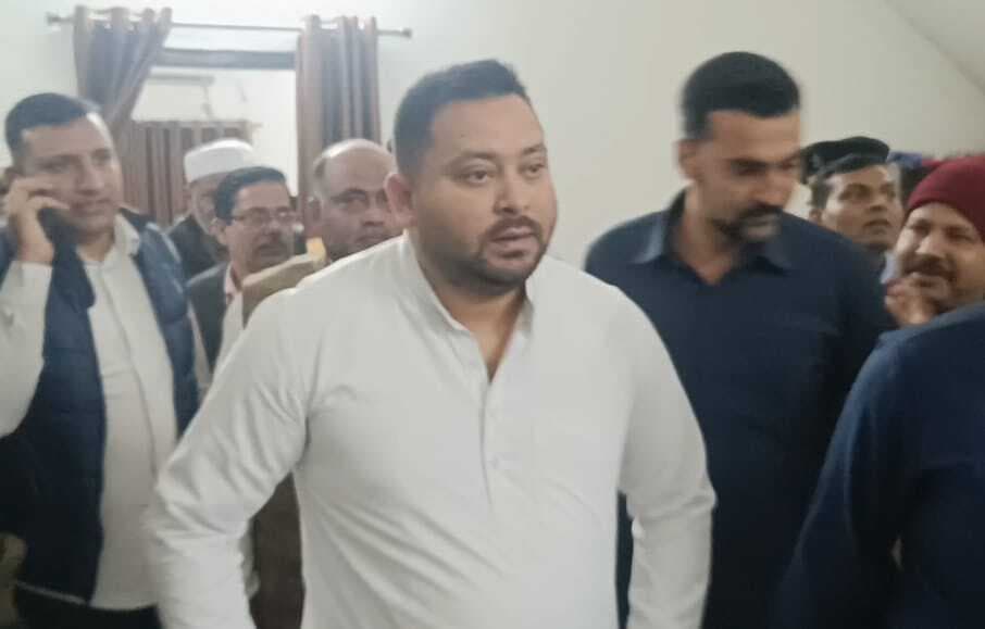 अररिया से किशनगंज पहुंचने पर राजद कार्यकर्ताओं ने नेता प्रतिपक्ष तेजस्वी यादव का किया भव्य स्वागत