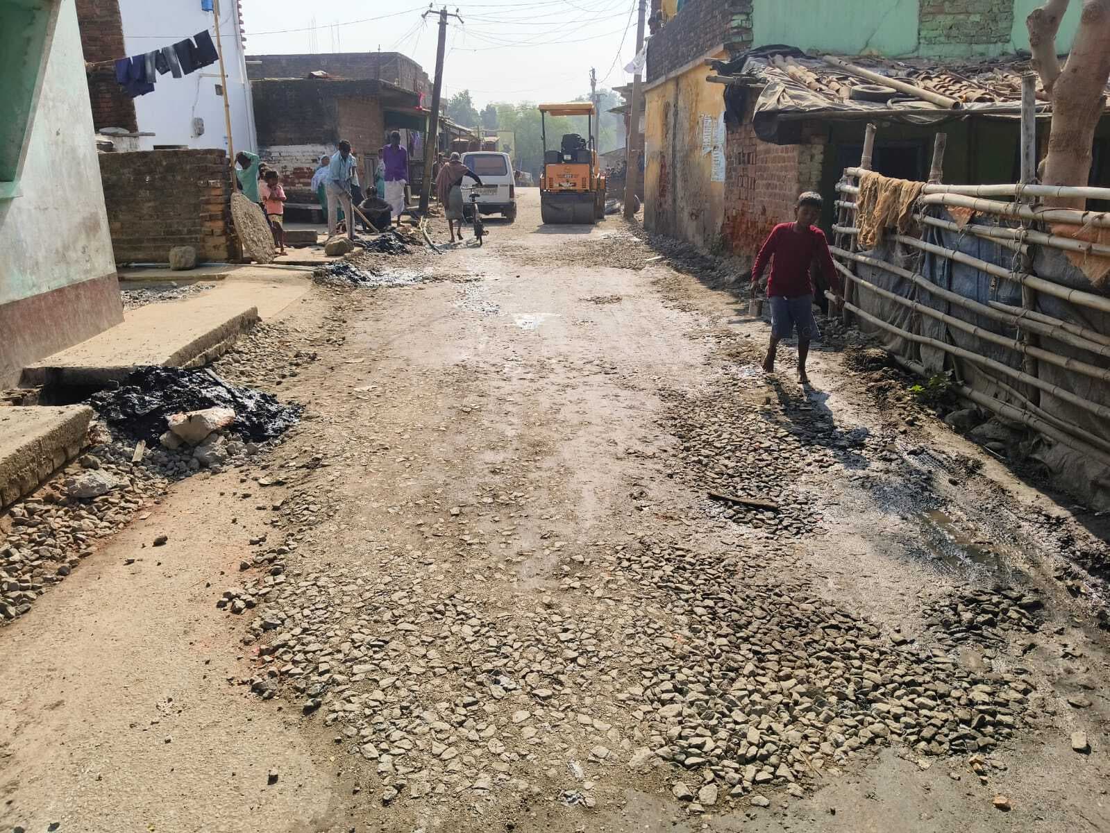 सड़क मरम्मत कार्य शुरू, राहगीरों ने हर्ष