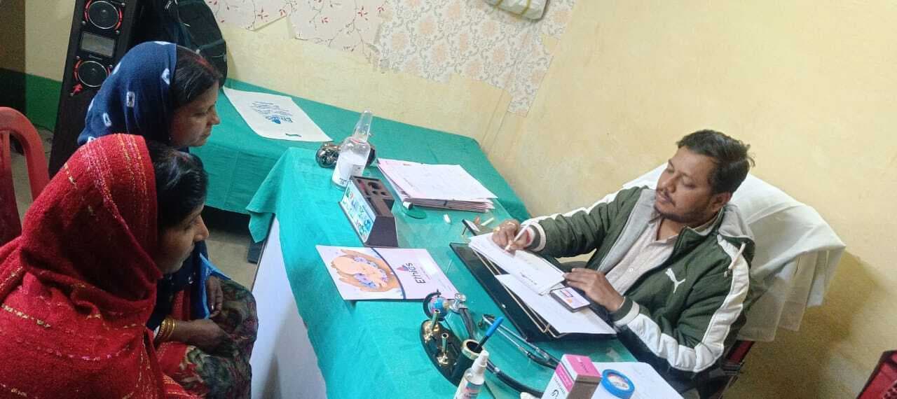 निःशुल्क शिविर में लोगों ने करायी स्वास्थ्य जांच