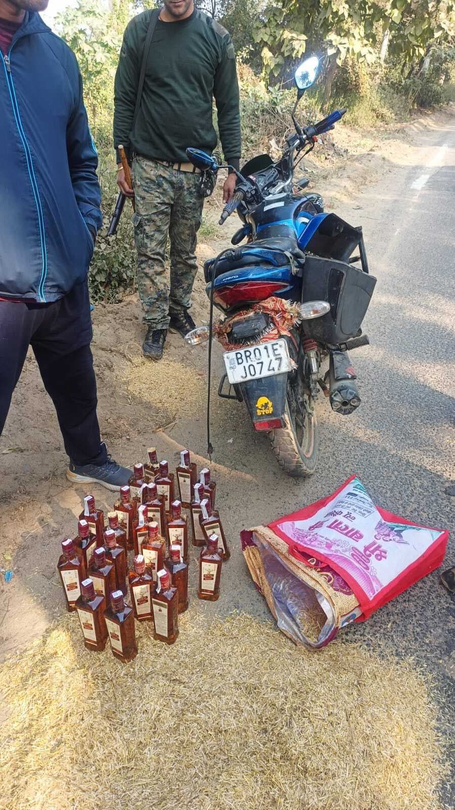 बाइक से 24 बोतल विदेशी शराब बरामद, तस्कर फरार
