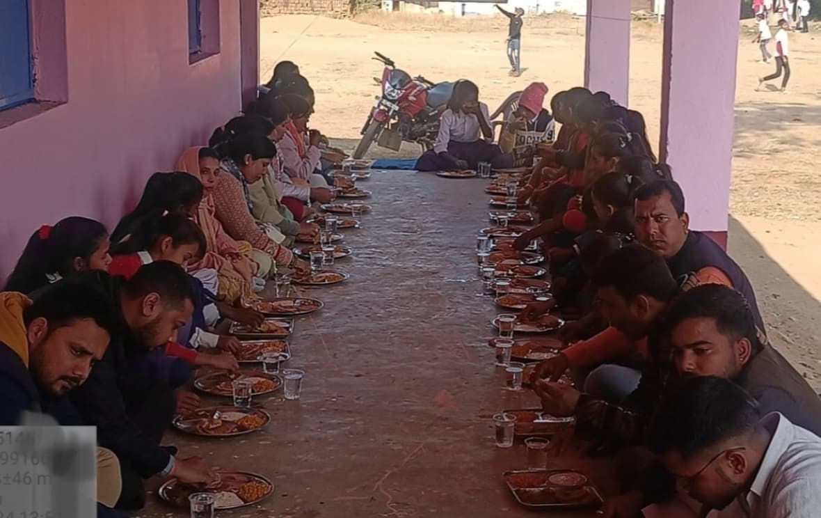 मध्य विद्यालय के बच्चों ने उठाया तिथि भोजन का लुत्फ