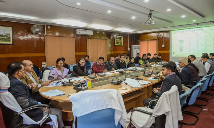 Deoghar news : 100 दिन रोजगार पाने वाले मनरेगा श्रमिकों को कौशल विकास से जोड़ें : डीसी