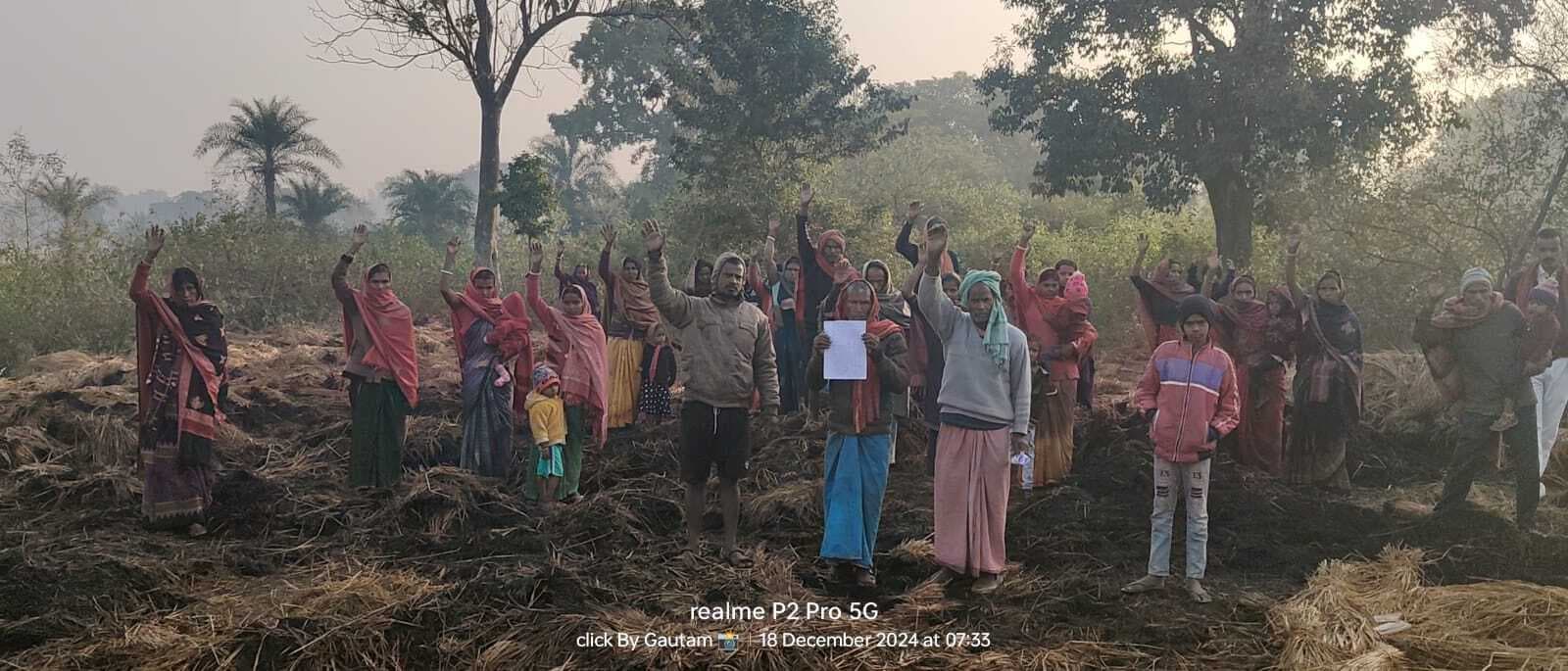 धान के पुंज राख हाेने से किसानों ने की मुआवजे की मांग