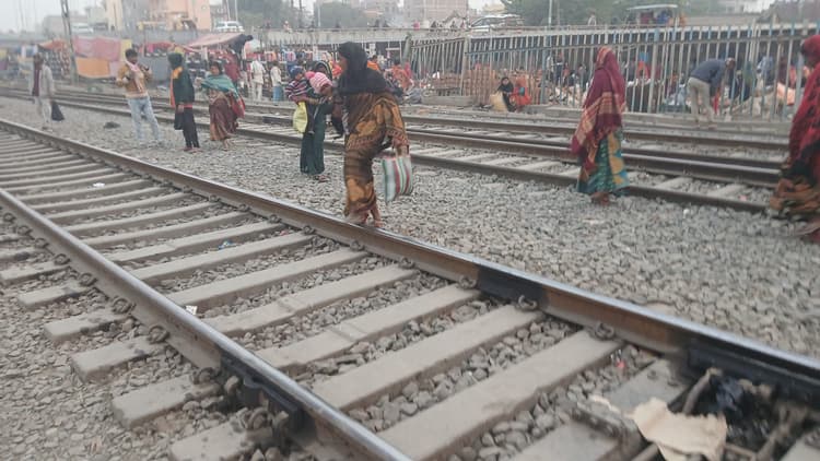 डीआरएम के आदेश बाद भी पार्किंग व स्टेकिंग की जमीन से नहीं हटा खुदरा बाजार