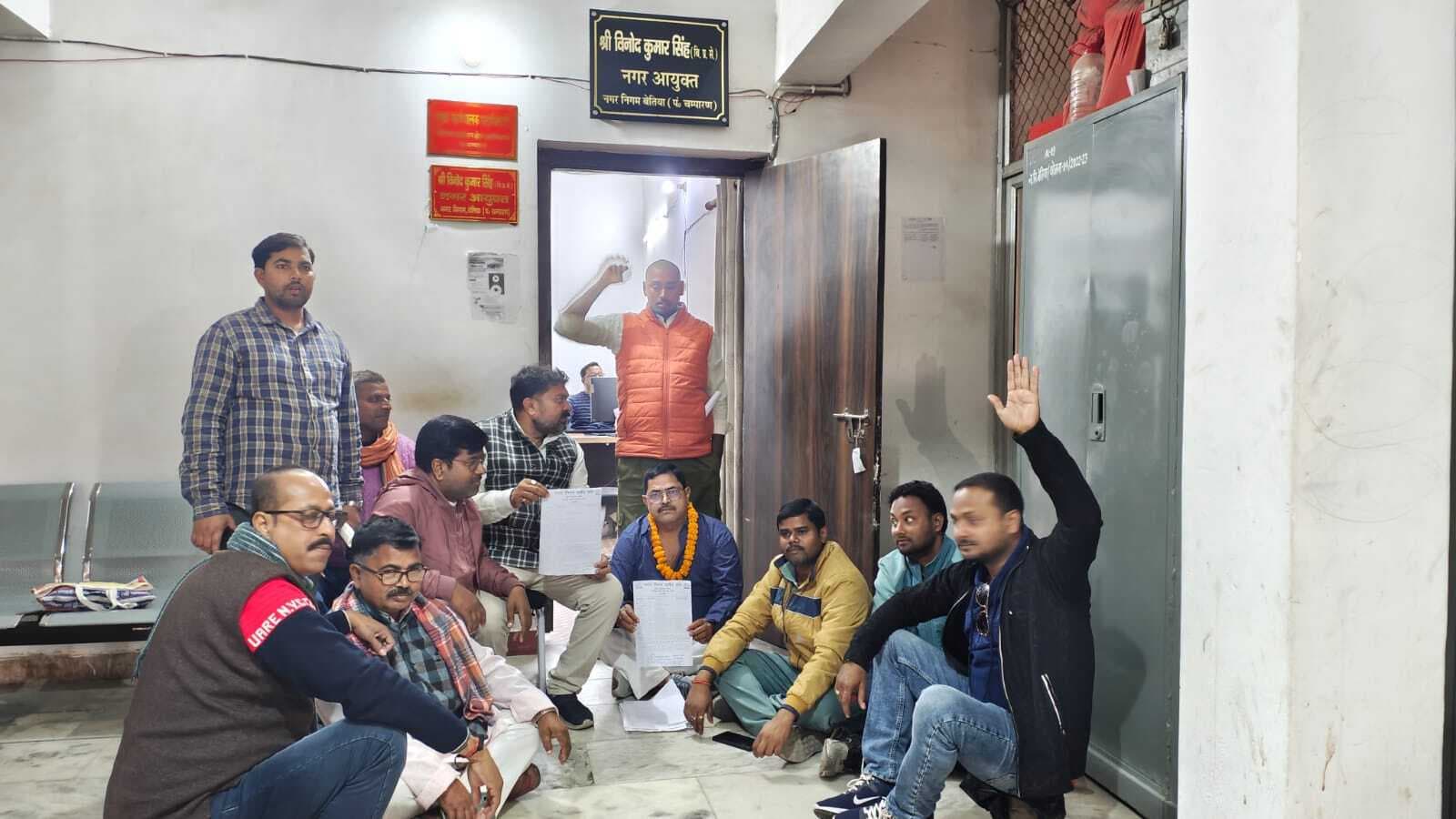 नगर निगम में हंगामा, आश्वासन देकर आयुक्त ने खत्म कराया पार्षद संघ के अध्यक्ष का अनशन