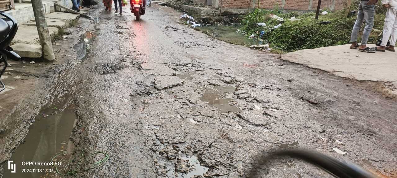 काश ! शहर की इन सड़कों से भी गुजरता मुख्यमंत्री का काफिला